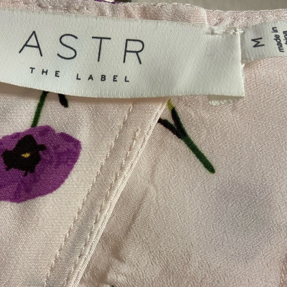 ASTR The Label blouse light pink floral cropped Medium NWT - Picture 7 of 7